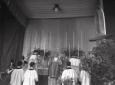 Un sacerdote durante la benedizione, campo lungo