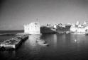 Il porto con le sue fortficazioni, bandiera italia ...