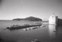 Un isolotto di fronte al porto, campo lunghissimo