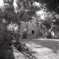Un giardino e un antico palazzo, campo medio