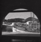 Una grande barca a vela vista da sotto un arco, ca ...