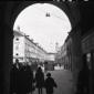 Una strada del centro vista da una delle porte del ...