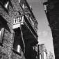 Un palazzo con balcone, campo medio