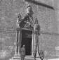 Soldati di fronte alla porta di una chiesa, campo  ...