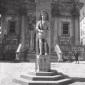 Una statua raffigurante un guerriero in armatura,  ...