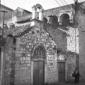 Una chiesetta nel centro storico, campo lungo