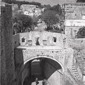 Le mura di cinta, un vecchio cannone dietro una fe ...
