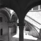 Il chiostro, una scala con balaustra, campo medio