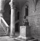 Un busto sotto il colonnato, totale