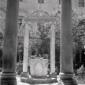 Un pozzo romanico all'interno del giardino, totale
