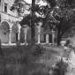 Un settore del giardino, portico con colonne, camp ...