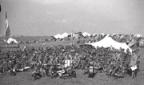 I miliziani durante il concerto, campo lungo