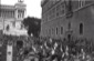 I manifestanti sotto Palazzo Venezia e a ...
