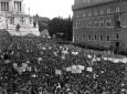 I manifestanti davanti a Palazzo Venezia