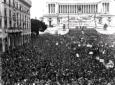 I manifestanti a Piazza Venezia e sulla  ...