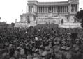 Soldati e civili a Piazza Venezia, il Vi ...