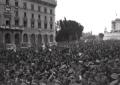 Soldati e civili manifestano a Piazza Ve ...