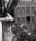 Mussolini al balcone, in basso i manifes ...