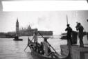 Arrivo in gondola di Von Ribbentrop; sullo sfondo  ...