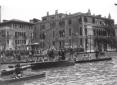 Veduta del canale; uomini in barca salutano romana ...