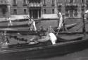 Galeazzo Ciano in gondola saluta con la mano