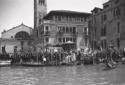Veduta di una Chiesa lungo il canale; la folla asp ...