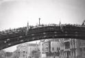 Un ponte gremito di gente che aspetta il passaggio ...