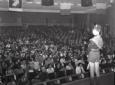 Un Balilla sul palco del teatro davanti alla plate ...