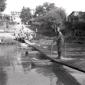 Esercitazione sul fiume Aniene; i soldati hanno co ...