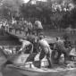Esercitazione sul fiume Aniene; i soldati mentre c ...