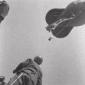 Un pallone aerostatico fa calare un contenitore du ...