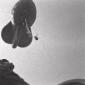 Un pallone aerostatico fa calare un contenitore du ...