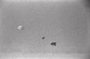 Il pallone aerostatico ed un paracadute in cielo d ...