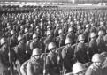 Veduta dall'alto delle truppe schierate con i mosc ...
