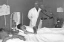 Mussolini consola un ferito a letto; si vede il pr ...