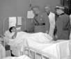 Il Duce accompagnato dal personale medico visita u ...