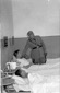 Il Duce visita alcuni feriti di guerra; campo medi ...