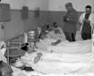 Il Duce visita alcuni feriti di guerra e scrive su ...