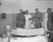 Il Duce accompagnato dal personale medico e non so ...