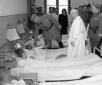 Il Duce accompagnato dal personale medico e non so ...