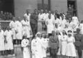 Foto di gruppo con il personale dell'Ospedale mili ...