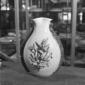Esposizione di un vaso con decorazioni marine; tot ...