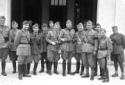 Foto di gruppo di militari e fascisti italiani; tr ...