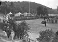 Panoramica degli allievi schierati sul campo e del ...