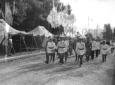 Mussolini visita il campo accompagnato dai funzion ...