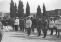 Mussolini ed alcuni gerarchi in un piazzale nei pr ...