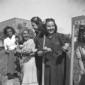 Ragazze sorridenti mostrano le patate; piano medio