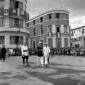 Autorit� fasciste avanzano in una piazza di L'Aqui ...