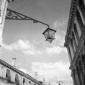 Scorcio di un lampione e di due palazzi; campo med ...