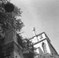 Scorcio tra statue e palazzi; campo medio